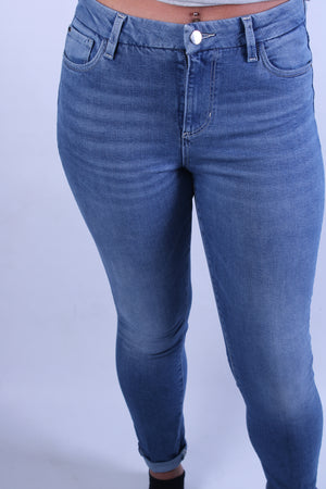 
            
                Load image into Gallery viewer, Guess Lush Skinny, Wonder-Feel Denim
            
        